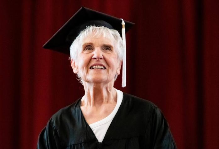 Mujer de 90 años se graduó tras siete décadas: "Nunca soñé que estaría aquí"