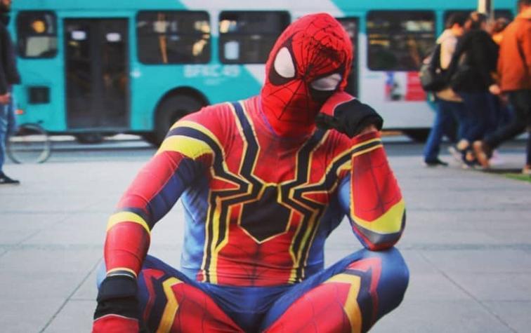 Sensual Spiderman saca aplausos con solidario gesto en ayuda de afectados por incendio en Viña 