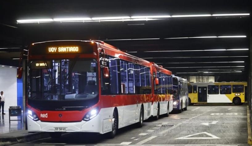 Chofer de bus RED es captado bebiendo cerveza con 15 pasajeros a bordo