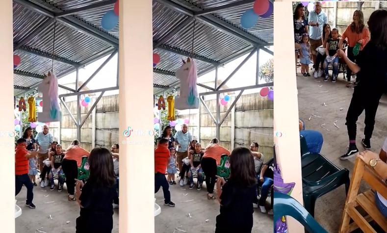 Erró por poco: Niño apuntó a su piñata, pero terminó golpeando a señora