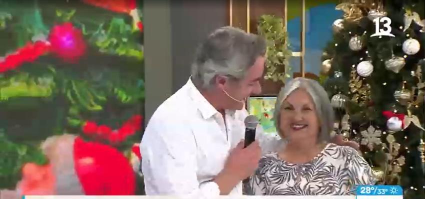 La señora María está de cumpleaños y “Repe” le cantó al oído