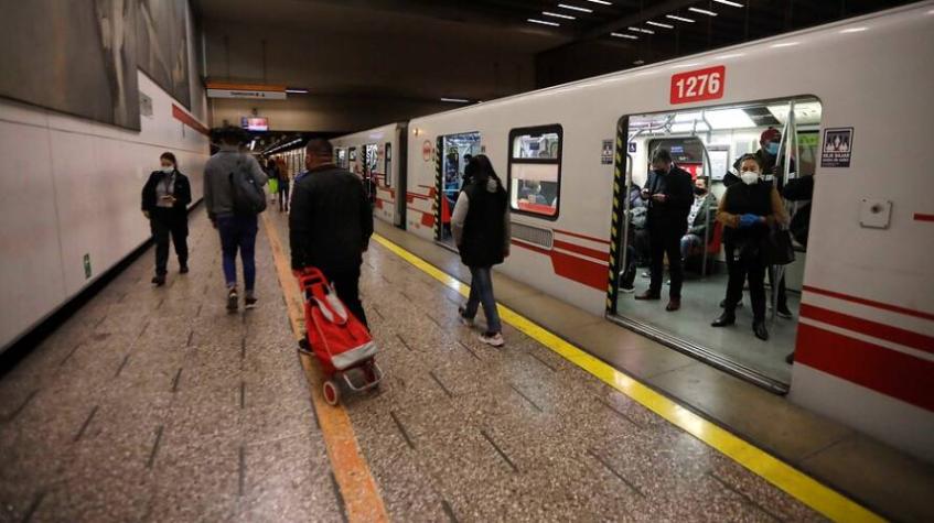 Metro anuncia "falla de tren" en Estación La Moneda
