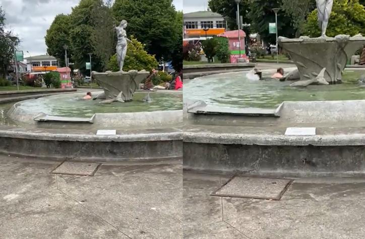 Causó indignación a vecinos: Graban a sujeto bañándose en pileta de Castro