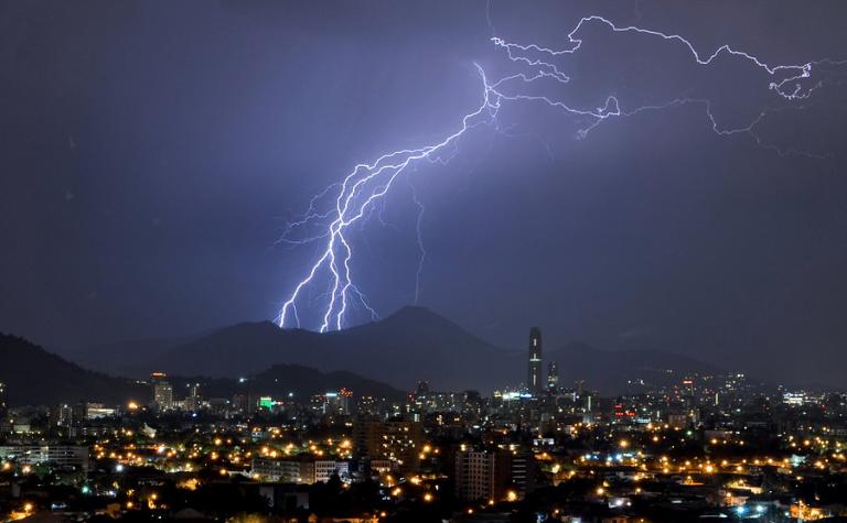 Tormentas eléctricas amenazan Santiago: Alerta Temprana Preventiva para 10 comunas de la RM