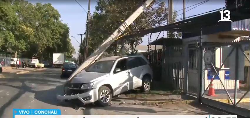 Conductor en estado de ebriedad choca postes en Conchalí