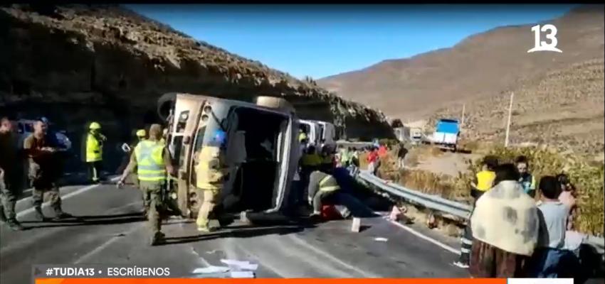 Bus con extranjeros volcó en ruta Colchane  