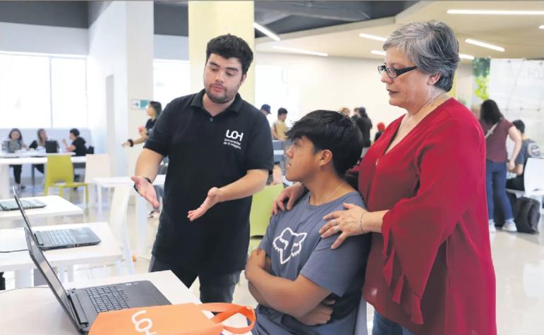 "Se puede": La historia de la abuela que entrará a la universidad con su nieto