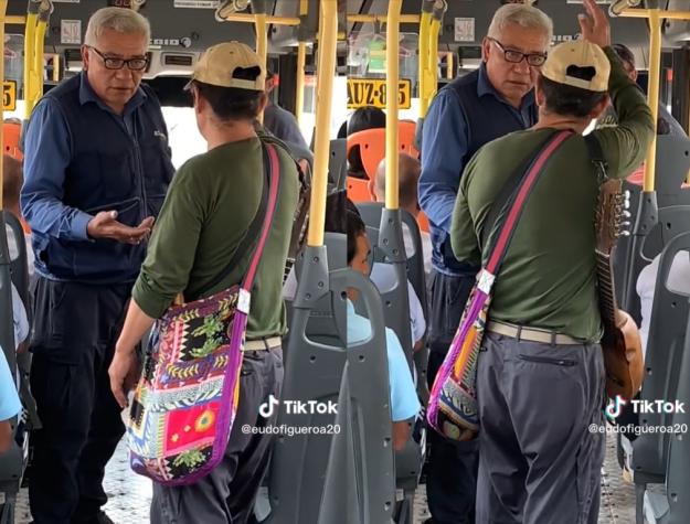 "¿Cuál es el problema?": Chofer detuvo bus para cobrar pasaje a músico ambulante 