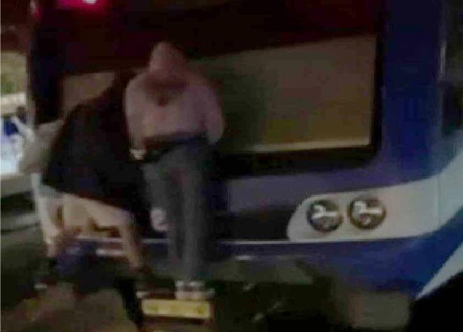 Video de jóvenes viajando colgados del Metro de Valparaíso provoca alarma en internet