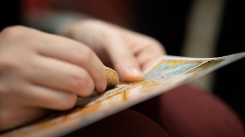 Ganó la lotería y lo ocultó por dos años: Ahora tendrá que pagar indemnización a su esposa