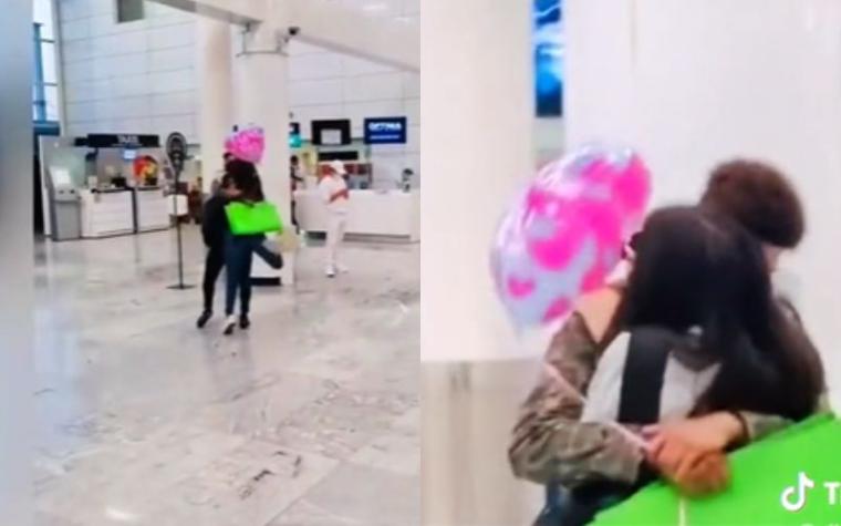 Abrazó y besó a otro: Joven se enteró que era "el amante" cuando fue a buscar a su novia al aeropuerto
