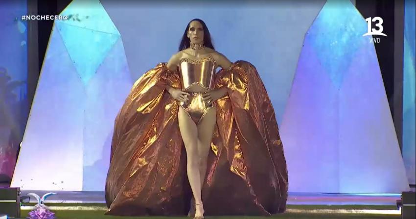 Di Mondo nuevamente sorprendió con look inspirado en el cobre