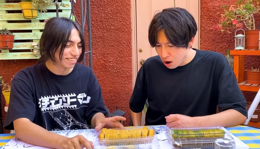 Youtuber japonés prueba el sushi chileno y se sorprende: "¡No se fríe el sushi!"