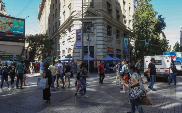 "En la noche no se puede estar": Kioskero del centro de Santiago entregó potente testimonio