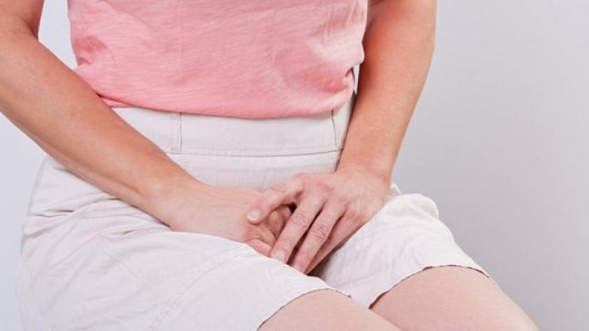 Mujer llegó al médico por dolores en la vagina y terminaron sacando una cucaracha de su interior