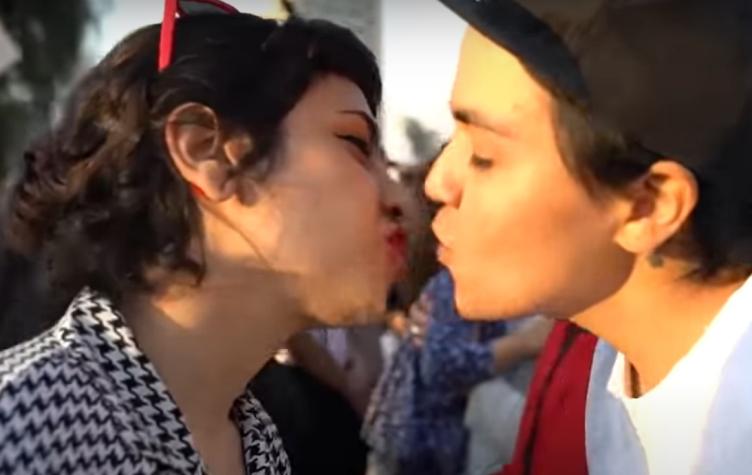 En este día Internacional del beso: Tres convocatorias a "besatón" que quedaron en la memoria