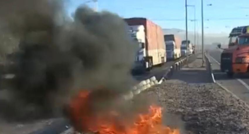 “Queremos que los militares salgan a la calle”: Calama inició paro comunal con barricadas y rutas cortadas