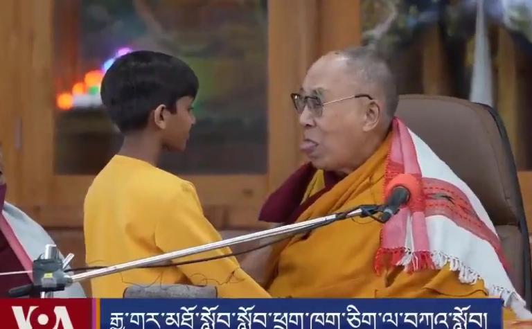 Dalai Lama besa en la boca a niño y pide que le "chupe" la lengua ante la risa de todos los presentes