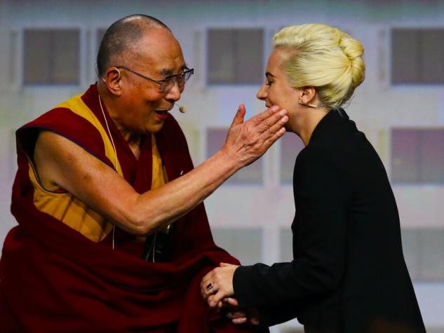 La vez que el Dalái Lama tocó a Lady Gaga sin su consentimiento
