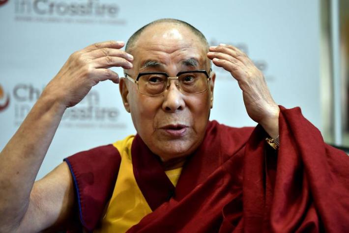 Dalái Lama lo hizo de nuevo: viralizan video tocando a una niña
