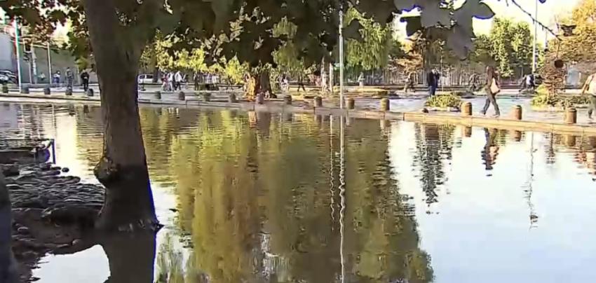 Inundación en Parque O'Higgins dejó vehículo atrapado con padre e hijo al interior