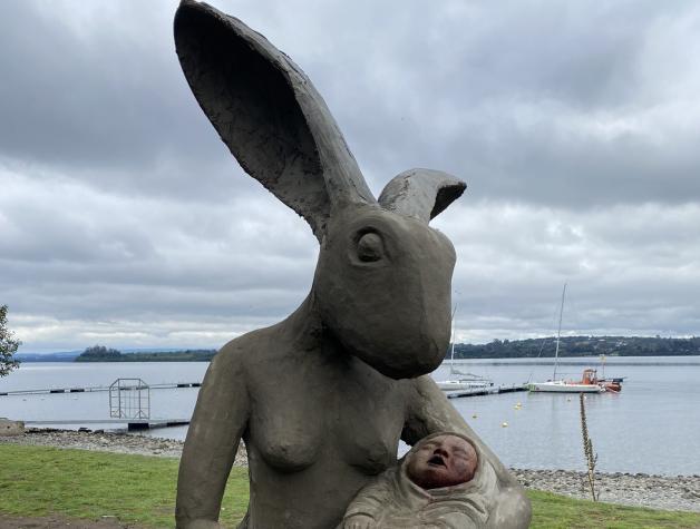 “Horror en Puerto Varas”: polémica escultura de conejo con bebé generó críticas
