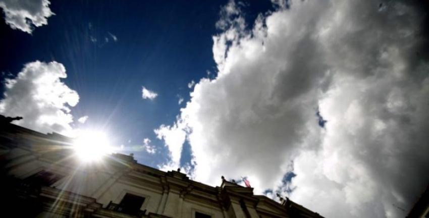 ¿Seguirán las nubes y bajas temperaturas en Santiago? Revisa el pronóstico del tiempo para este fin de semana