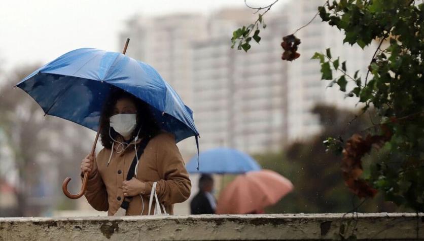 ¿A qué hora llueve en Santiago? Michelle Adam se la jugó con pronóstico