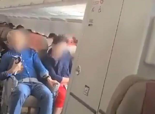 Hombre abrió puerta de emergencia de un avión en pleno vuelo