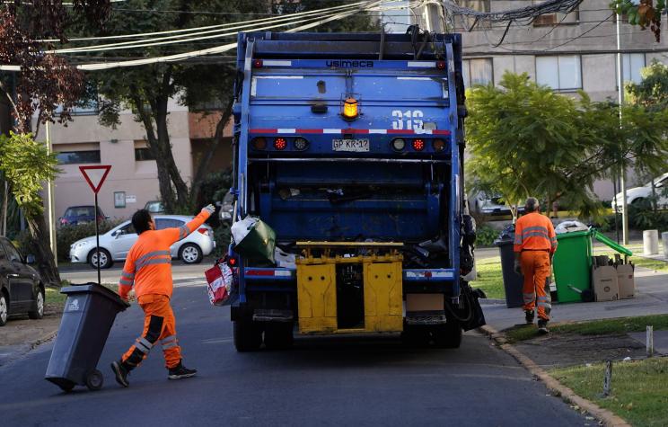 Insólito: graban a camión de basura llevándose un auto en la comuna de San Bernardo