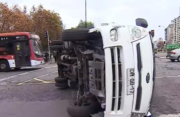 Gran taco en la Alameda por camión volcado tras colisión