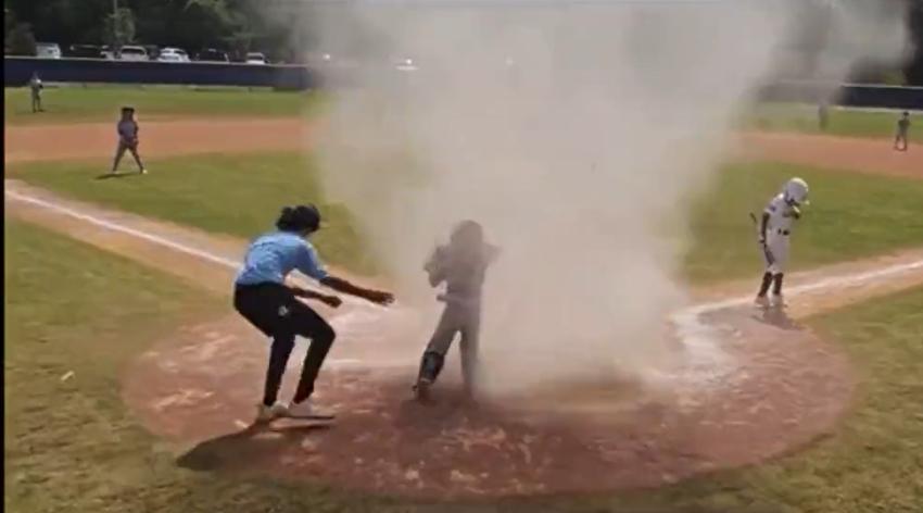 "No podía respirar": Niño quedó atrapado en inesperado remolino de polvo en partido de béisbol