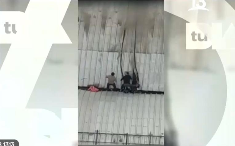 Captan momento exacto en el que trabajadores arrancan de incendio en PDI de San Miguel
