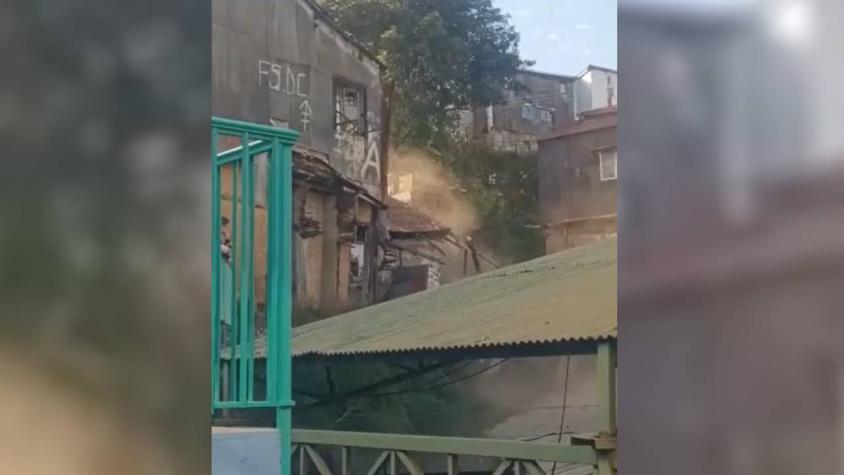 "¡Se cayó la casa!": Captan momento en el que vivienda se derrumbó sobre el patio de un liceo en Valparaíso