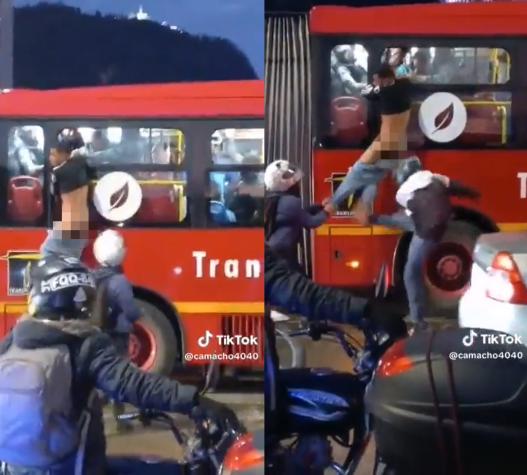 Ciudadanos desnudan y golpean a ladrón que intentó robar celular en transporte público