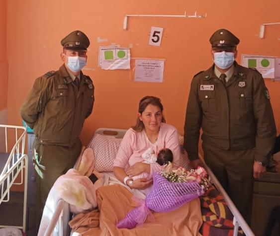 Carabineros ayudó a mujer en trabajo de parto: No alcanzó a llegar a urgencias por taco