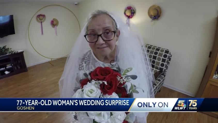 "Algo que me hará feliz”: Abuelita de 77 años se casó consigo misma tras cuatro décadas sola