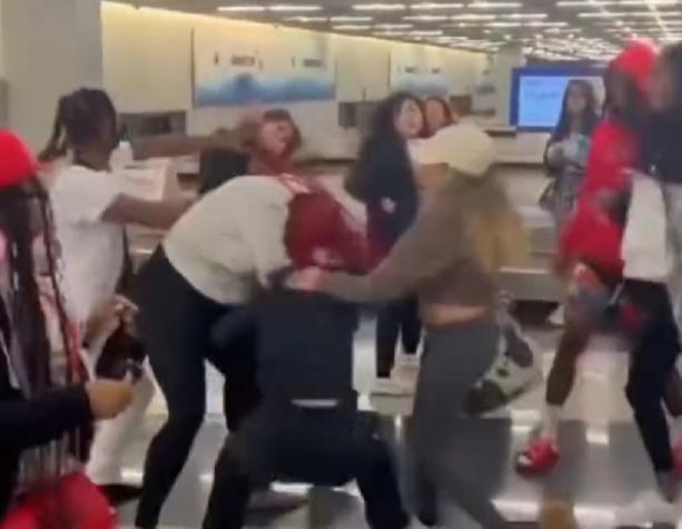 Brutal: Registran multitudinaria pelea en Aeropuerto Internacional de Chicago