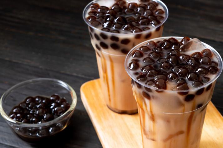 Fanática del "bubble tea" terminó con severa constipación: Tenía 100 bolas de tapioca en su estómago