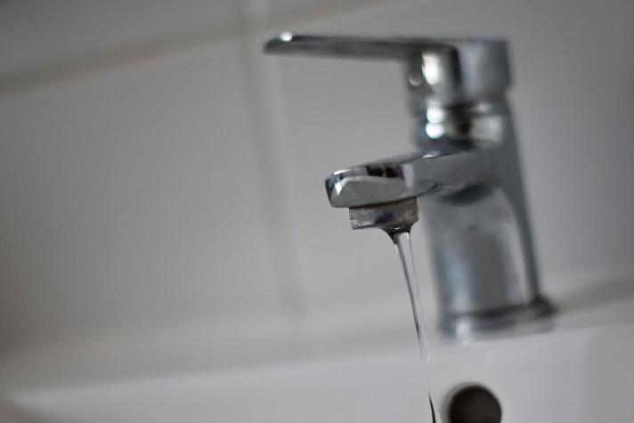 Suspenden corte de agua en la Región Metropolitana en medio de sistema frontal