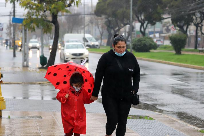 Doce comunas de la Región Metropolitana suspenden clases por lluvias