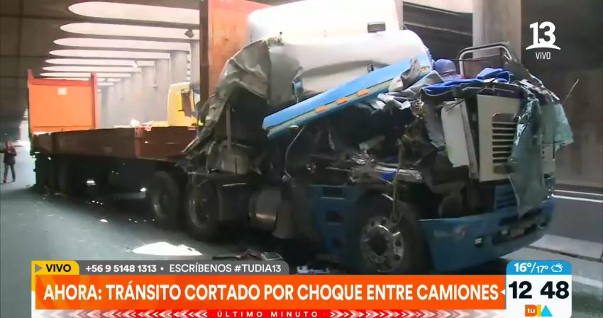 Autopista Central es cortada por grave accidente que involucró a tres camiones