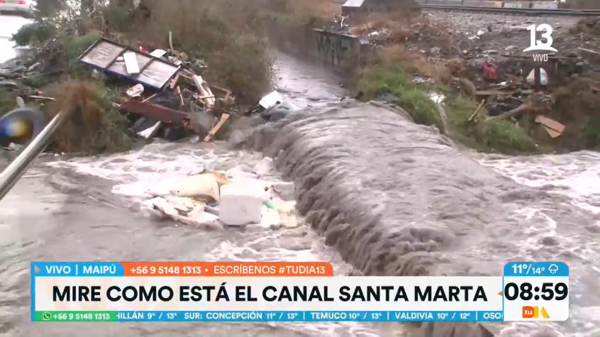 ¡Precaución! Canal Santa Marta se desbordó en Maipú