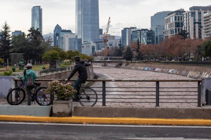 ¿Por qué seguimos con déficit de agua si llovió tanto en Santiago?