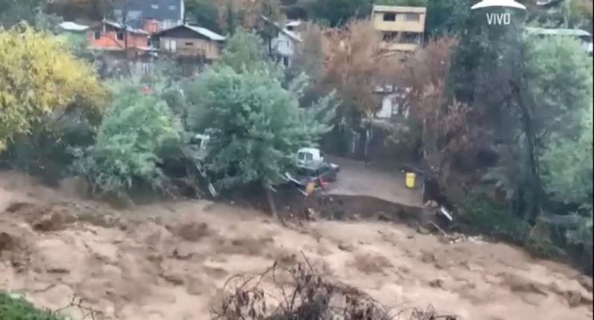 “¡Se está cayendo la tierra!”: lluvias provocan aluvión en el sector El Arrayán
