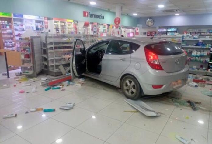 Adulta mayor perdió el control de su vehículo y terminó en el interior de una farmacia en Ñuñoa