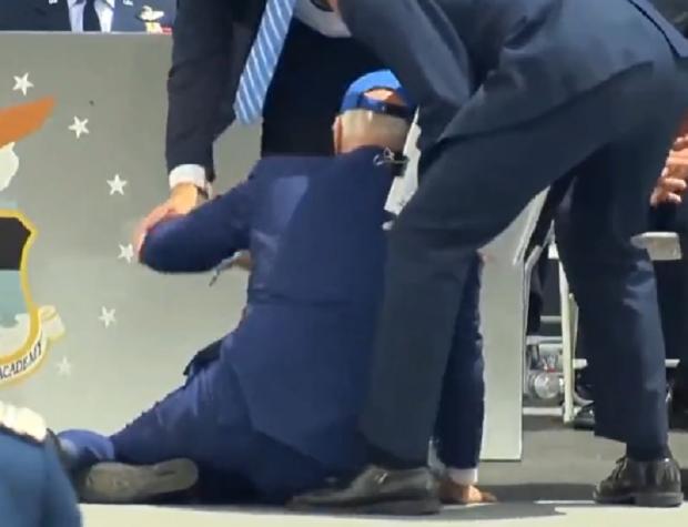 Cayó al suelo: Joe Biden se tropezó con un saco de arena durante ceremonia