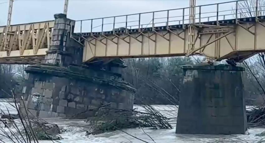 Estructura del puente ferroviario Longaví colapsó tras aumento del cauce del río