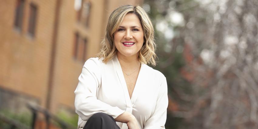 Michelle Adam alucinó al probar enorme sánguche con ‘cascada de queso’