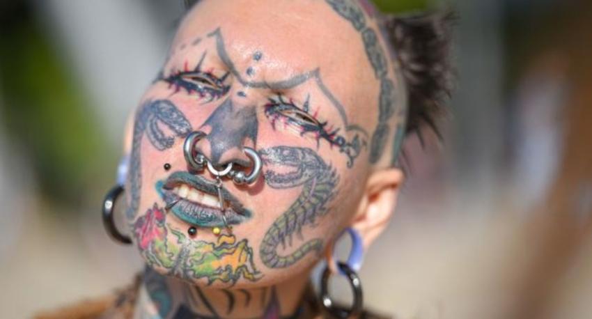 “Mi madre llora cuando me ve”: mujer impacta por el diseño de sus tatuajes